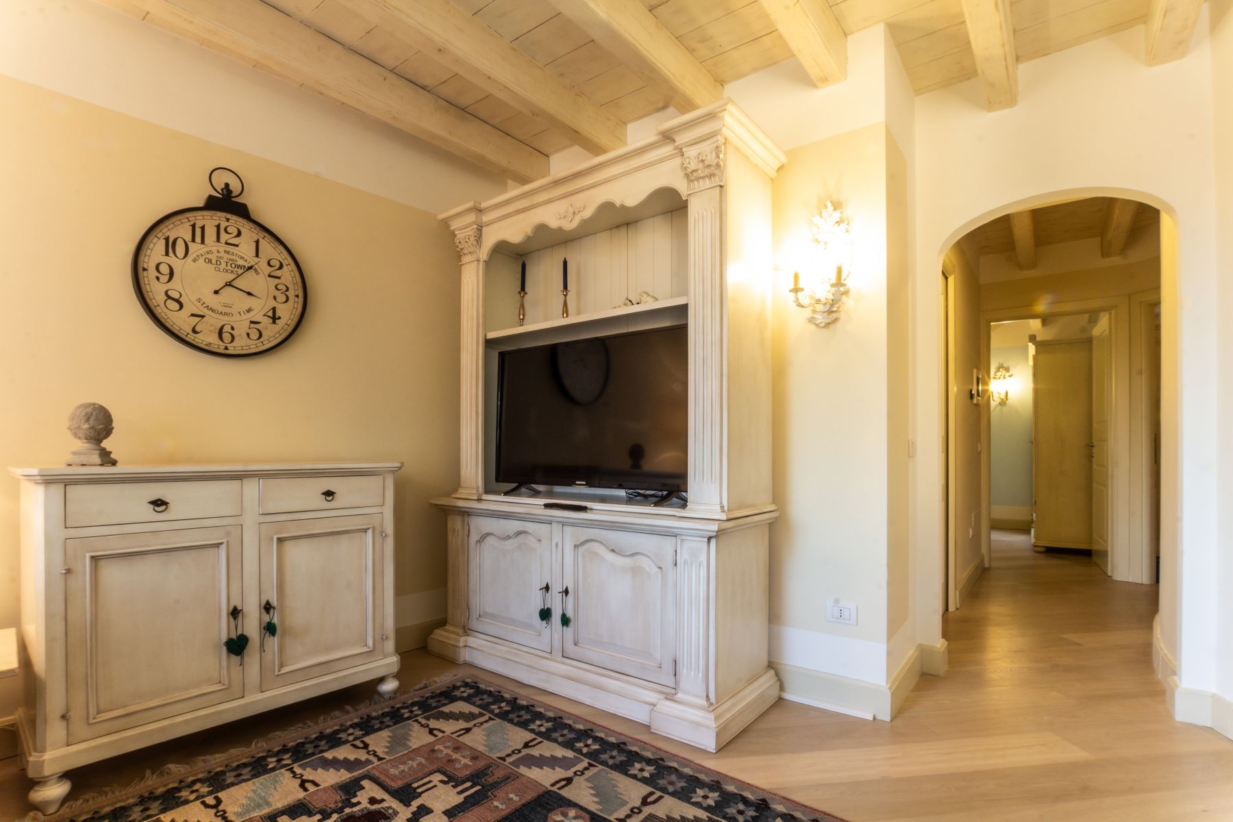 Glicine living room with exposed beams.